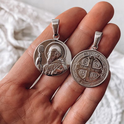 DIJE SAN BENITO DOBLE CON RELIEVE - Acero quirúrgico