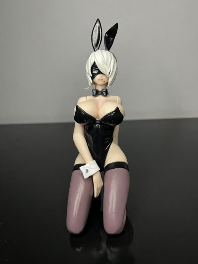 NIER 2B ARRODILLADA (WAIFUS) 15CM