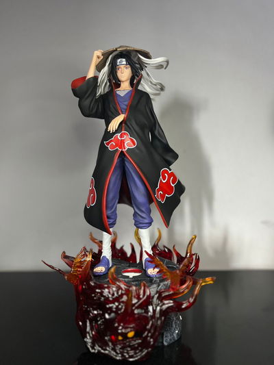 DIORAMA DE ITACHI (NARUTO) 40CM