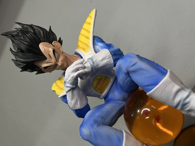VEGETA CON ESFERA GRANDE (DRAGON BALL) 21CM