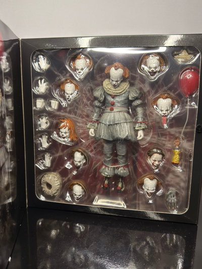 IT Pennywise Clow Movie (19CM) Figura Articulada NECA - Girutoys