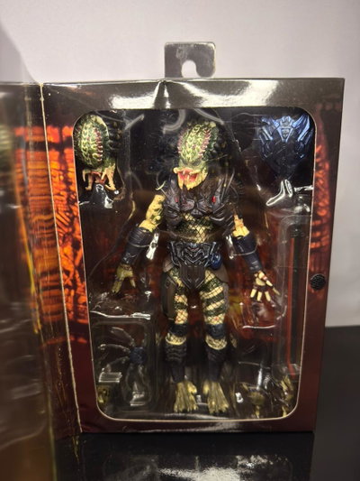 Predator Ultimate Armored Lost Predator (19CM) Figura Articulada NECA - Girutoys