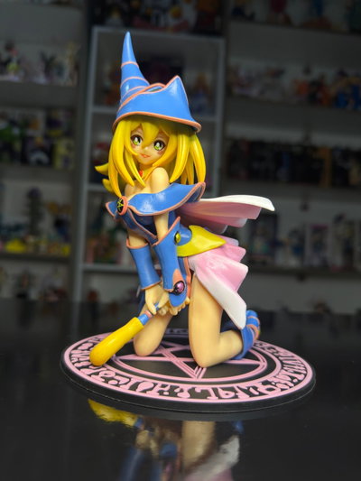 MAGA OSCURA SENTADA (16CM) FIGURA YU-GI-OH - GIRUTOYS