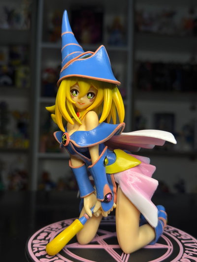 MAGA OSCURA SENTADA (16CM) FIGURA YU-GI-OH - GIRUTOYS