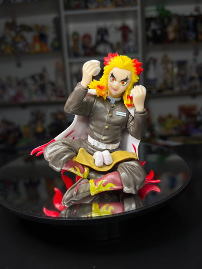 KYOJURO SENTADO COMIENDO (15CM) FIGURA DEMON SLAYER - GIRUTOYS
