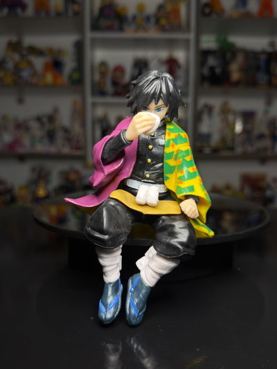GIYU TOMIOKA SENTADO COMIENDO (13CM) FIGURA DEMON SLAYER - GIRUTOYS