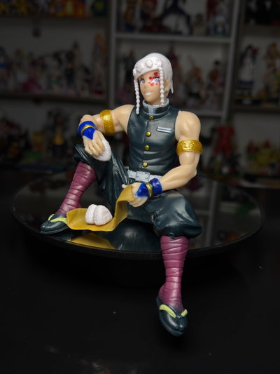 TENGEN UZUI SENTADO COMIENDO (13CM) FIGURA DEMON SLAYER - GIRUTOYS