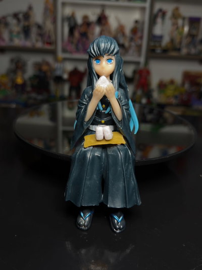 TOKITO SENTADO COMIENDO (13CM) FIGURA DEMON SLAYER - GIRUTOYS