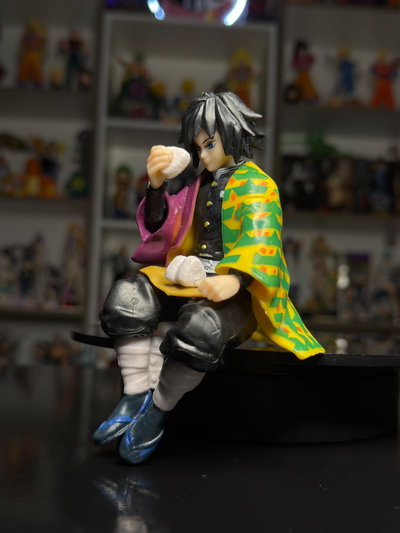 GIYU TOMIOKA SENTADO COMIENDO (13CM) FIGURA DEMON SLAYER - GIRUTOYS
