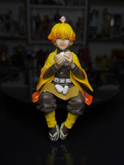 ZENITSU AGATSMA SENTADO COMIENDO (13CM) FIGURA DEMON SLAYER - GIRUTOYS