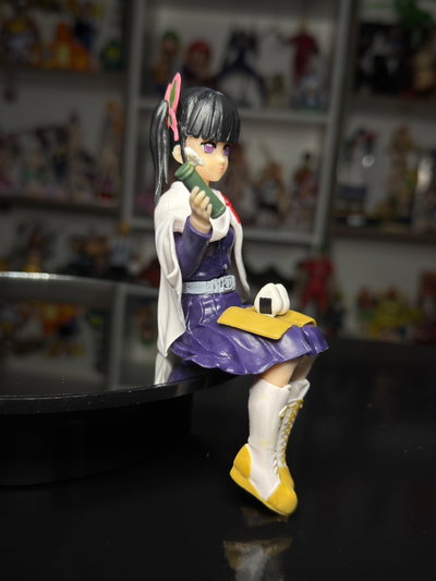 KANAO TSUYURI SENTADA COMIENDO (13CM) FIGURA DEMON SLAYER - GIRUTOYS