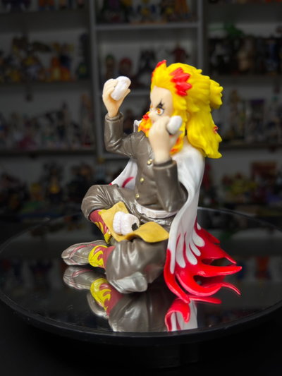 KYOJURO SENTADO COMIENDO (15CM) FIGURA DEMON SLAYER - GIRUTOYS
