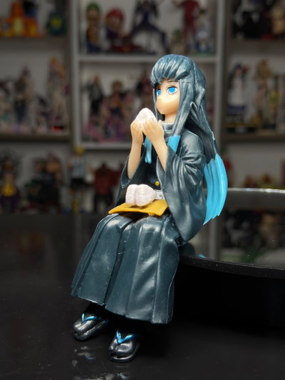 TOKITO SENTADO COMIENDO (13CM) FIGURA DEMON SLAYER - GIRUTOYS