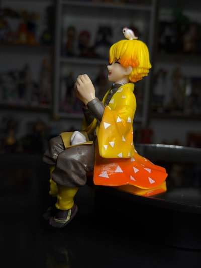 ZENITSU AGATSMA SENTADO COMIENDO (13CM) FIGURA DEMON SLAYER - GIRUTOYS
