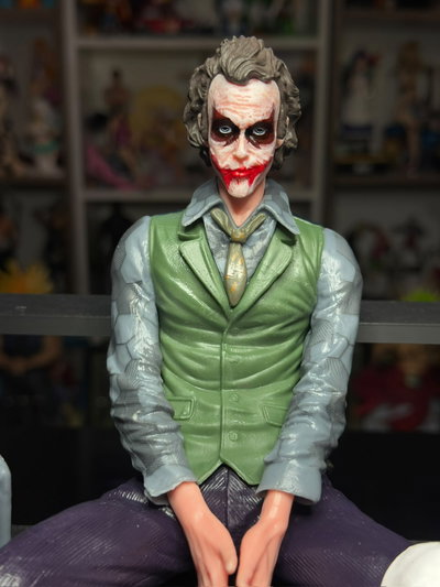 ESTATUA JOKER SENTADO (20CM) FIGURA DC - GIRUTOYS