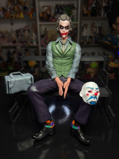 ESTATUA JOKER SENTADO (20CM) FIGURA DC - GIRUTOYS