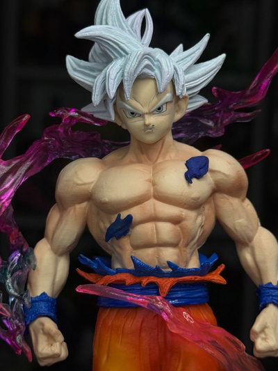 GOKU ULTRA INSTINTO CON LUCES (26CM) FIGURA DRAGON BALL - GIRUTOYS