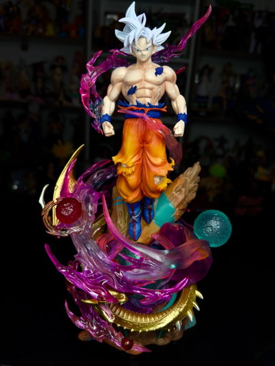 GOKU ULTRA INSTINTO CON LUCES (26CM) FIGURA DRAGON BALL - GIRUTOYS