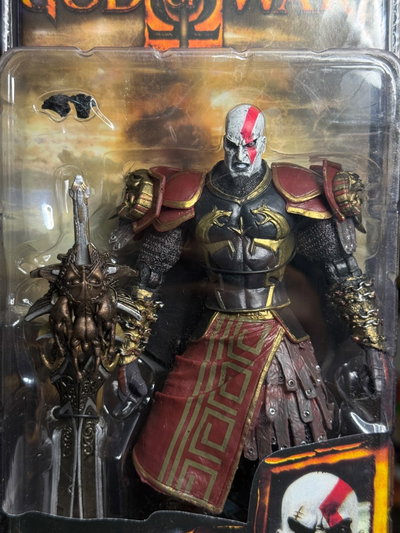 KRATOS CON ARMADURA DE ARES (18CM) FIGURA NECA - GIRUTOYS