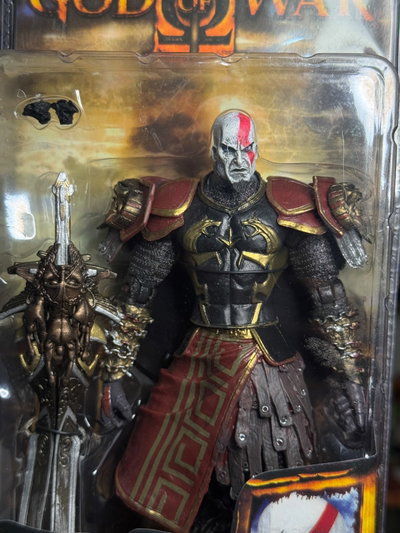 KRATOS CON ARMADURA DE ARES SERIO (18CM) FIGURA NECA - GIRUTOYS