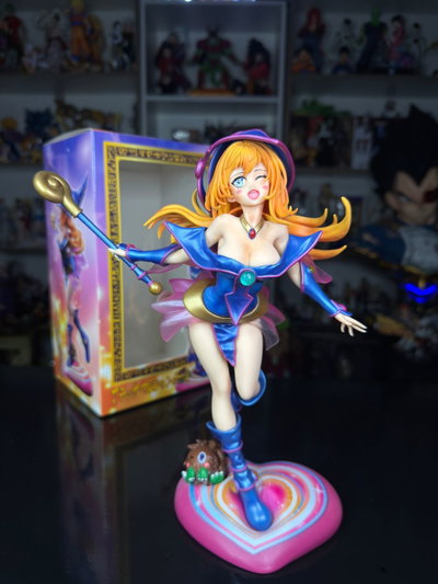 MAGA OSCURA CON BASE DE CORAZON (28CM) FIGURA YU-GI-OH - GIRUTOYS