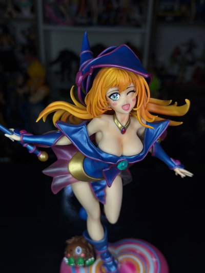 MAGA OSCURA CON BASE DE CORAZON (28CM) FIGURA YU-GI-OH - GIRUTOYS