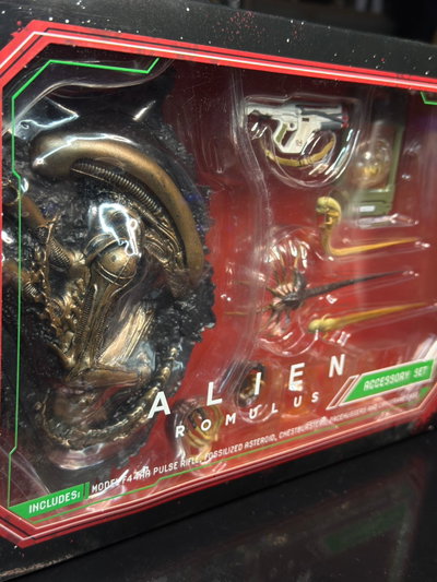 ROMULUS PACK ACCESORIOS (...) FIGURA NECA - GIRUTOYS