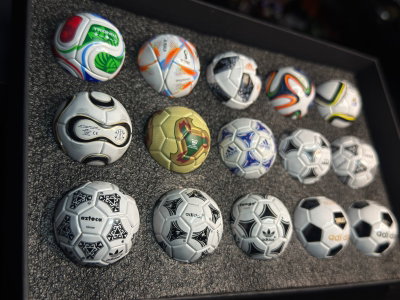 SET DE PELOTAS DE FUTBOL 1970-2026 (4CM) SET - GIRUTOYS