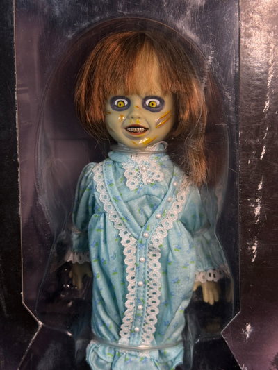 REGAN MACNEIL LIVING DEAD DOLLS (26CM) FIGURA MEZCO TOYS - GIRUTOYS