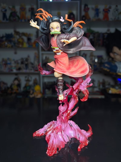 NEZUKO DIORAMA CON FUEGOS ROSA (21CM) FIGURA DEMON SLAYER - GIRUTOYS
