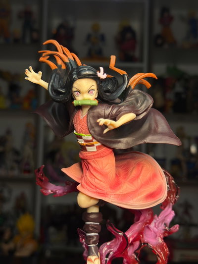 NEZUKO DIORAMA CON FUEGOS ROSA (21CM) FIGURA DEMON SLAYER - GIRUTOYS