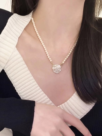 Collar perlas y rosa grande 