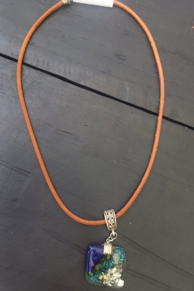 Collares de vidrio y cuero 