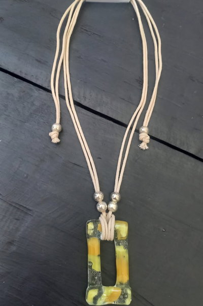 Collares vidrio y algodón 