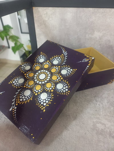 Caja chica pintada a mano