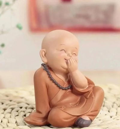 buda tapando la boca