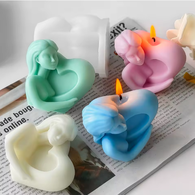 Mujer abrazando corazon