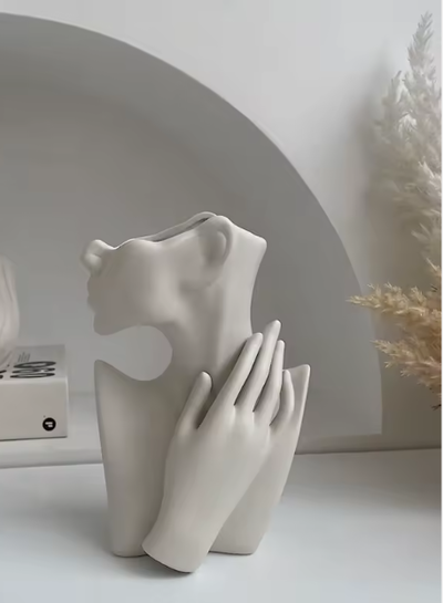 Maceta mujer perfil con mano