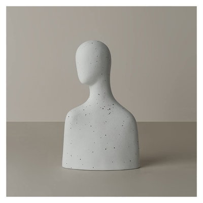 Figura de Mujer con corazón mediana