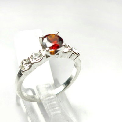 ANILLO CON CRISTAL ROJO Y CUBIC BLANCO