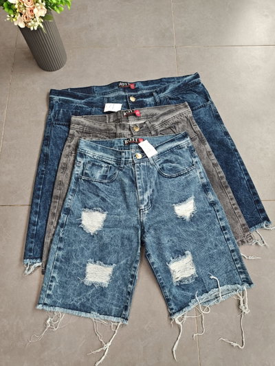 Bermuda de jeans con rotura 