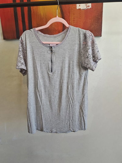 Remera con cierre 
