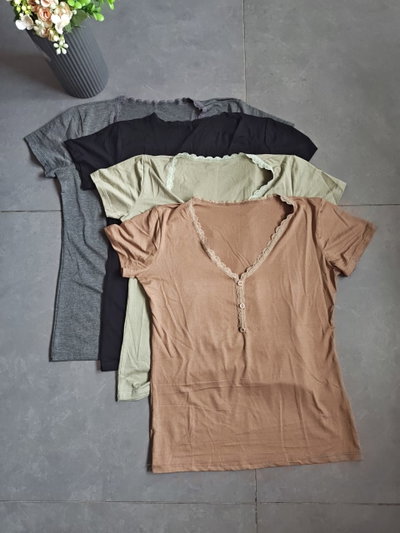 Remera encaje y botón 