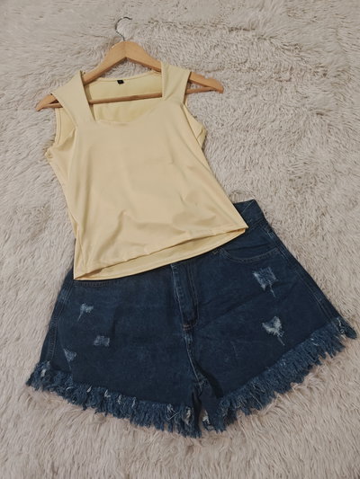 Shorts de jeans y musculosa 