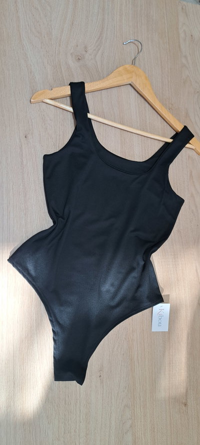 Body musculosa escote U