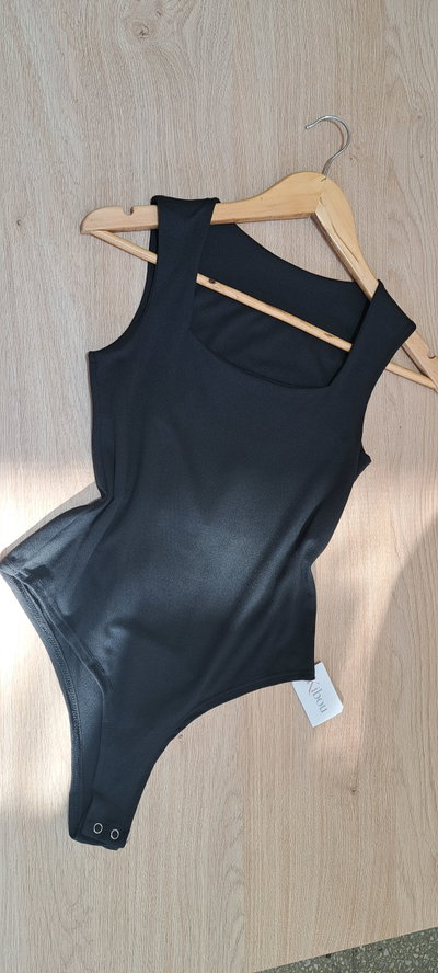 Body musculosa escote espejo bretel ancho 