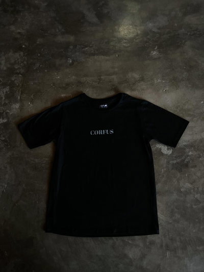 Remera Corfus · Signature Tee