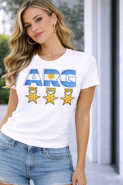 Remera ARG Tricampeona (Ediciones 1978 · 1986 · 2022)