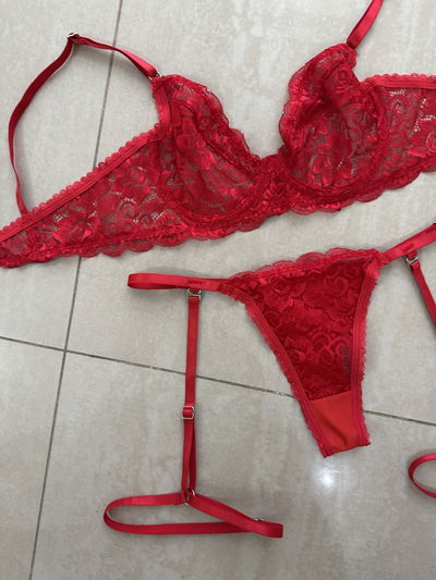 SET LARA CON LIGAS DESMONTABLES -rojo-