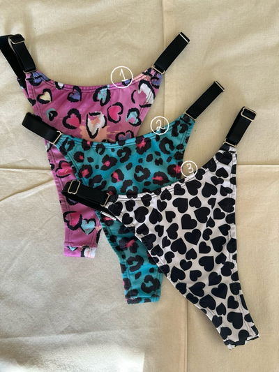 LESS V MICROFIBRA REGULABLE POR TALLE ESTAMPADA